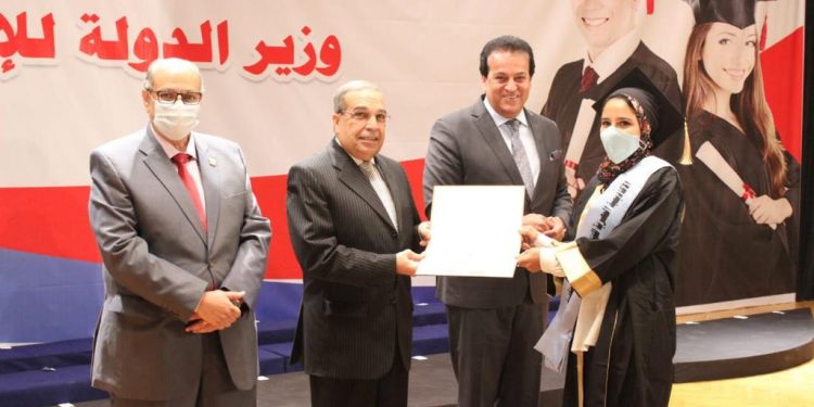 وزيرا التعليم العالي والإنتاج الحربي يشهدان حفل تخرج أول دفعة من الأكاديمية المصرية للهندسة