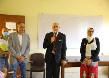 رئيس جامعة الأقصر يتابع إنطلاق أول أيام الدراسة بكليات الجامعة