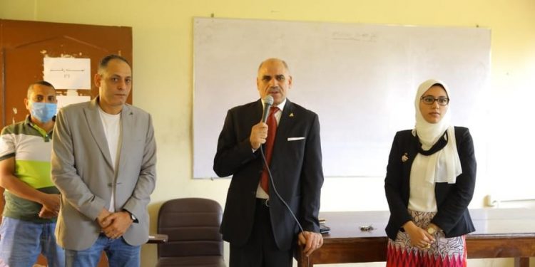 رئيس جامعة الأقصر يتابع إنطلاق أول أيام الدراسة بكليات الجامعة