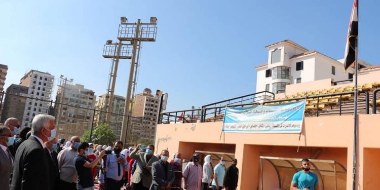 رئيس جامعة المنوفية يشهد تحية العلم بالتربية الرياضية فى بداية العام الدراسي الجديد