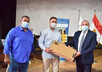 جامعة بني سويف تهدى الأول بالثانوية العامة «لاب توب» وتتحمل مصاريف دراسته بكلية الطب
