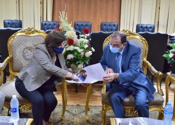 رئيس جامعة بني سويف يستقبل نائب الرئيس التنفيذي لمشروع مراكز التطوير المهني