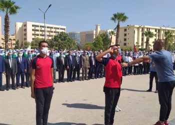 جامعة الفيوم تستقبل الطلاب الجدد والقدامى بـ"تحية العلم"