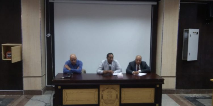 رئيس جامعة أسوان: تطبيق خطة الجامعة للتعليم الهجين ولا تهاون مع المقصرين