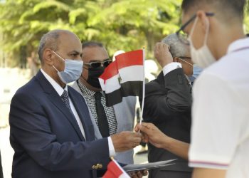 رئيس جامعة المنيا يستقبل الطلاب بـ"الأعلام" و"الكتيبات الإرشادية" ويشهد تسكين المدن الجامعية