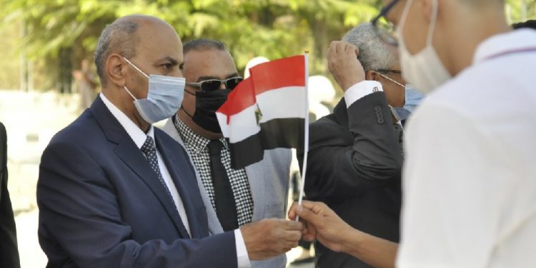 رئيس جامعة المنيا يستقبل الطلاب بـ"الأعلام" و"الكتيبات الإرشادية" ويشهد تسكين المدن الجامعية