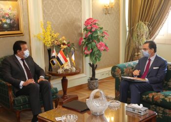 تعاون مصرى فرنسي لتطوير المستشفيات الجامعية وتبادل الأطقم الطبية