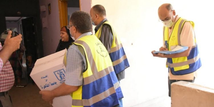 القافلة التنموية لجامعة القاهرة تواصل تقديم خدماتها لمنطقة عشش السودان بالجيزة