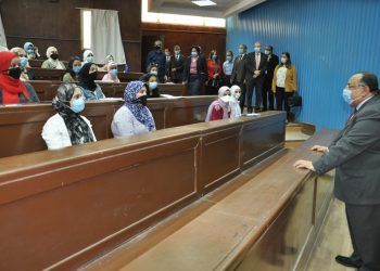 جامعة حلوان يجري جولة تفقدية لمتابعة انتظام الدراسة وتطبيق الإجراءات الاحترازية