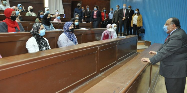 جامعة حلوان يجري جولة تفقدية لمتابعة انتظام الدراسة وتطبيق الإجراءات الاحترازية