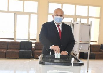 رئيس جامعة القاهرة يُدلي بصوته في انتخابات مجلس النواب