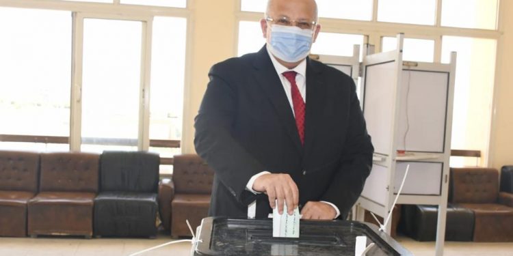 رئيس جامعة القاهرة يُدلي بصوته في انتخابات مجلس النواب