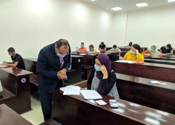 رئيس جامعة بنى سويف التكنولوجية يتفقد إختبارات القدرات لطلاب الشهادات الفنية