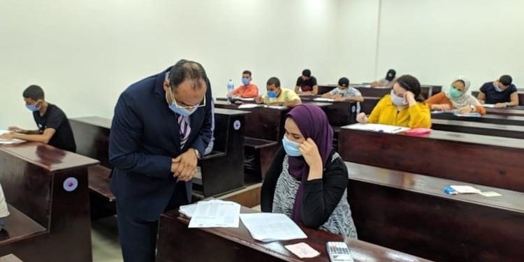 رئيس جامعة بنى سويف التكنولوجية يتفقد إختبارات القدرات لطلاب الشهادات الفنية