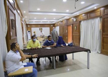 رئيس جامعة الأقصر يتفقد كلية الألسن لمتابعة الكشف الطبي للطلاب الجدد