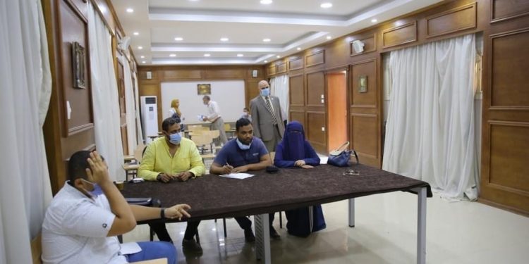 رئيس جامعة الأقصر يتفقد كلية الألسن لمتابعة الكشف الطبي للطلاب الجدد