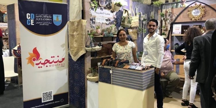 طلاب مركز التطوير الوظيفي بجامعة الإسكندرية يشاركون في معرض تراثنا