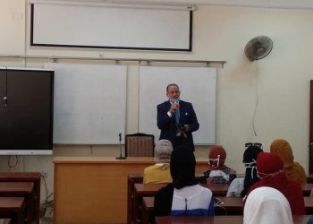 عميد حقوق المنصورة يلتقى الطلاب الجدد