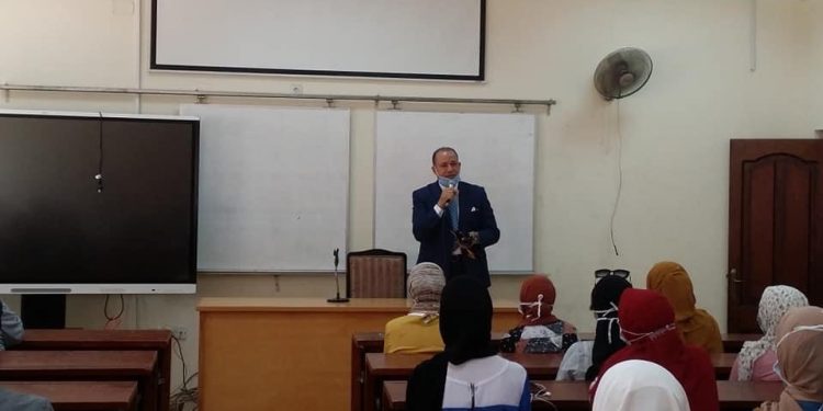 عميد حقوق المنصورة يلتقى الطلاب الجدد