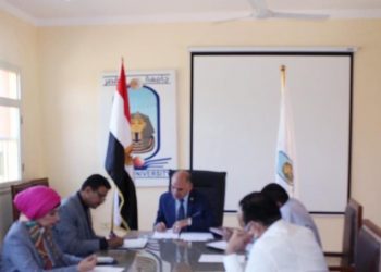 رئيس جامعة الأقصر يجتمع بمركز تنمية قدرات أعضاء هيئة التدريس
