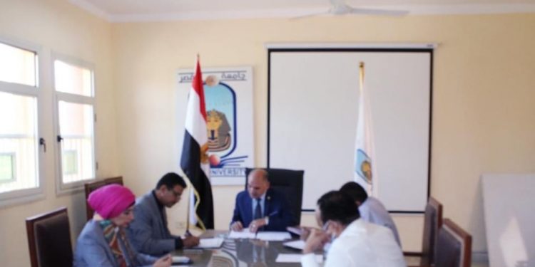 رئيس جامعة الأقصر يجتمع بمركز تنمية قدرات أعضاء هيئة التدريس