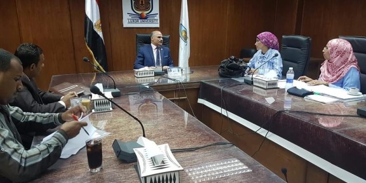 رئيس جامعة الأقصر يعقد اجتماعاً مع مدير مركز ضمان الجودة والاعتماد