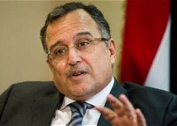 نبيل فهمى يناقش إشكاليات التسوية فى ليبيا بالجامعة الأمريكية