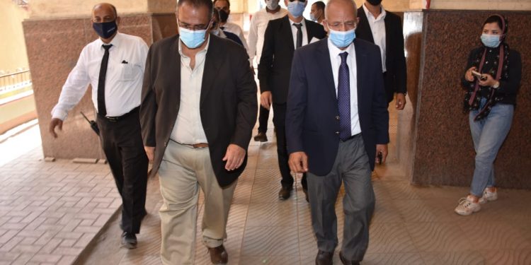 جولة تفقدية لنائب رئيس جامعة عين شمس بكليتي الآداب والحقوق