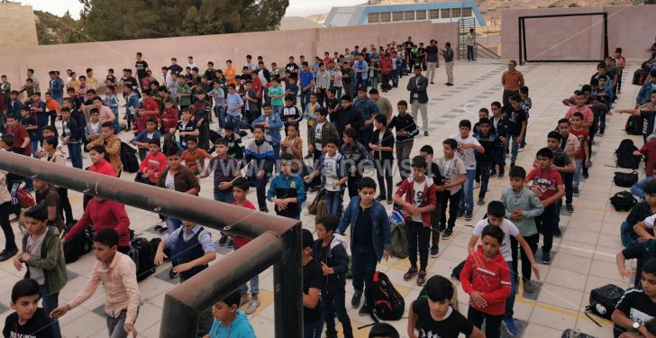 أولياء الأمور بين مطرقة "كورونا" وسندان "منع الغياب"