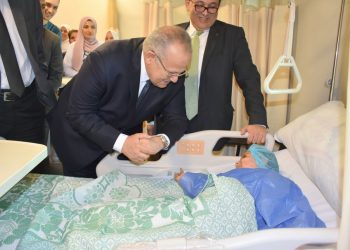 قبل افتتاح السيسي لها.. جولة تفقدية لرئيس جامعة القاهرة لطوارئ قصر العيني