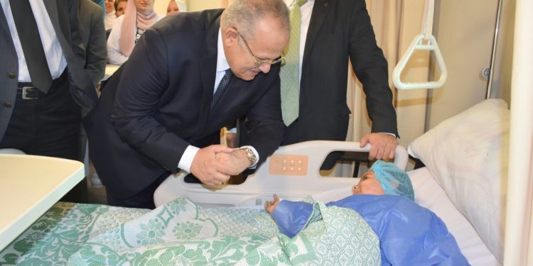 قبل افتتاح السيسي لها.. جولة تفقدية لرئيس جامعة القاهرة لطوارئ قصر العيني