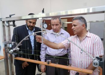 رئيس جامعة السويس يتفقد تجهيزات معامل كلية الهندسة