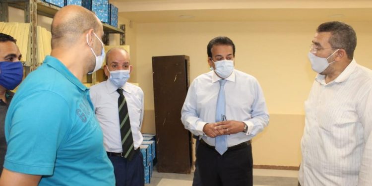 جولة مفاجئة لوزير التعليم العالى بمكتب التنسيق الرئيسي