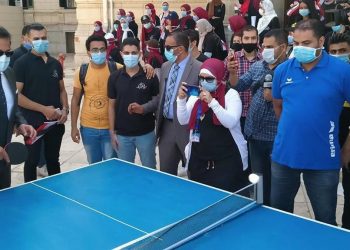 وزير التعليم العالي ينافس الطلاب في مباراة تنس طاولة بجامعة القاهرة