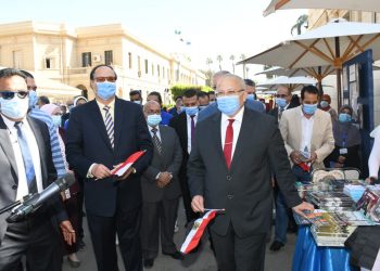 رئيس جامعة القاهرة يحيل 3 طلاب وعاملين للتحقيق بسبب عدم ارتداء الكمامة