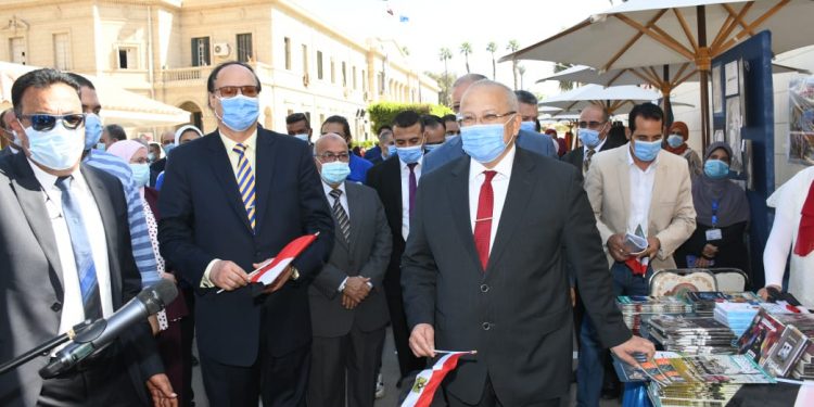 رئيس جامعة القاهرة يحيل 3 طلاب وعاملين للتحقيق بسبب عدم ارتداء الكمامة