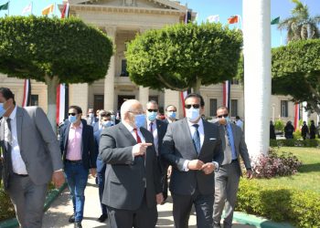 لو فاتك خبر.. وزير التعليم العالي يفتتح العام الدراسي في جامعة القاهرة وحلوان تحيي العلم