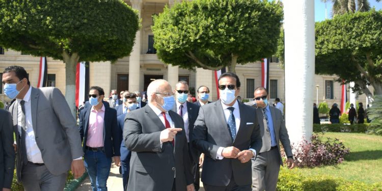 لو فاتك خبر.. وزير التعليم العالي يفتتح العام الدراسي في جامعة القاهرة وحلوان تحيي العلم