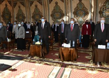 رئيس جامعة حلوان يرفع علم مصر باستقبال الطلاب الجدد والقدامى