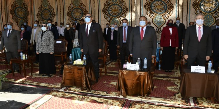 رئيس جامعة حلوان يرفع علم مصر باستقبال الطلاب الجدد والقدامى