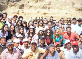 “الهجرة” تواصل رحلاتها مع وفد شباب الدارسين بالخارج بزيارة منطقة سقارة الأثرية 