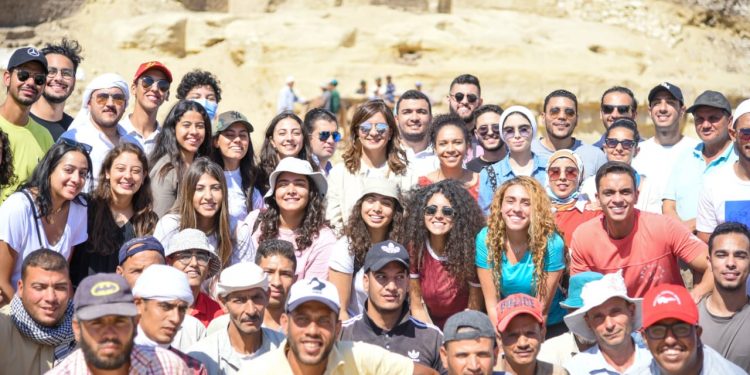 “الهجرة” تواصل رحلاتها مع وفد شباب الدارسين بالخارج بزيارة منطقة سقارة الأثرية