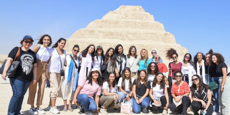 وزيرة الهجرة نبيلة مكرم وسط الشباب فى سقارة