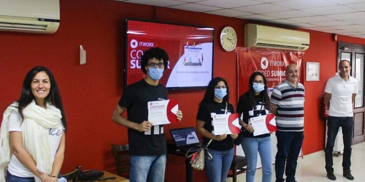 طلاب حاسبات عين شمس يحصدون المركز الأول في مسابقة لتنفيذ المواقع الإلكترونية