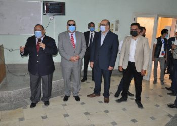 رئيس جامعة حلوان يتفقد مجمع المدرجات والمركز التجاري وكلية الطب
