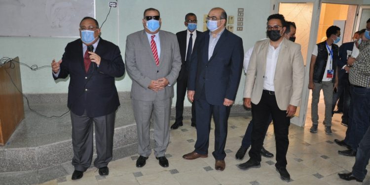 رئيس جامعة حلوان يتفقد مجمع المدرجات والمركز التجاري وكلية الطب