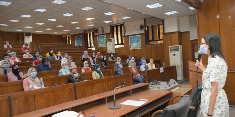 انتظام الدراسة بكليات جامعة القاهرة من اليوم الأول وتدريب الطلاب على استخدام المنصة التعليمية