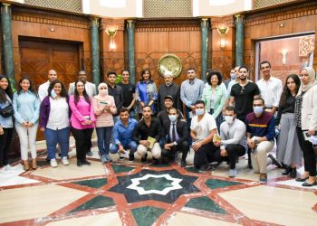 شيخ الازهر مع شباب الدارسين بالخارج ووزيرة الهجرة