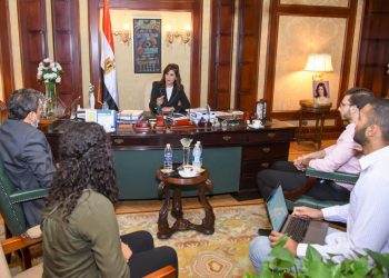 الوزيرة مع اعضاء مبادرة اتكلم مصرى
