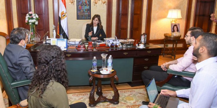 الوزيرة مع اعضاء مبادرة اتكلم مصرى